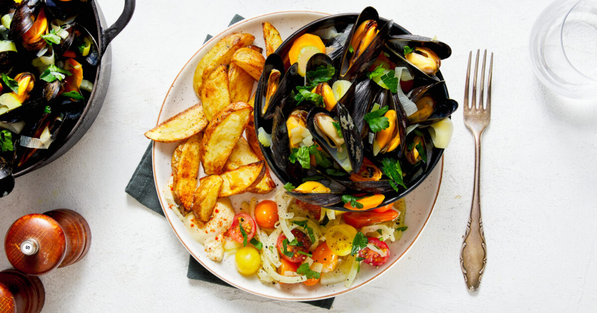 Klassieke mosselen en venkeltomatensalade Recepten uit onze